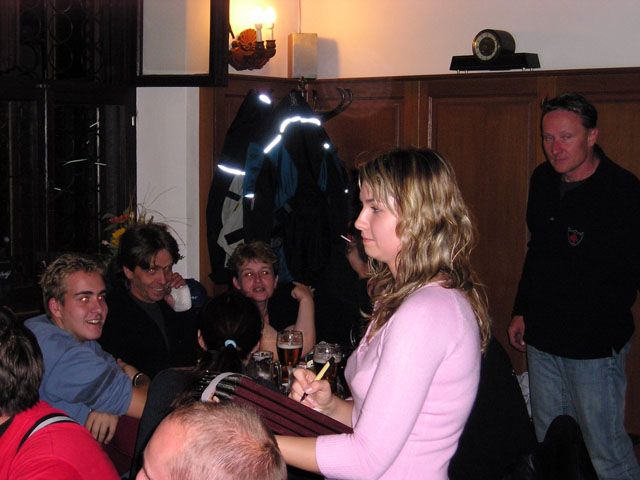 Sličná slečna servírka