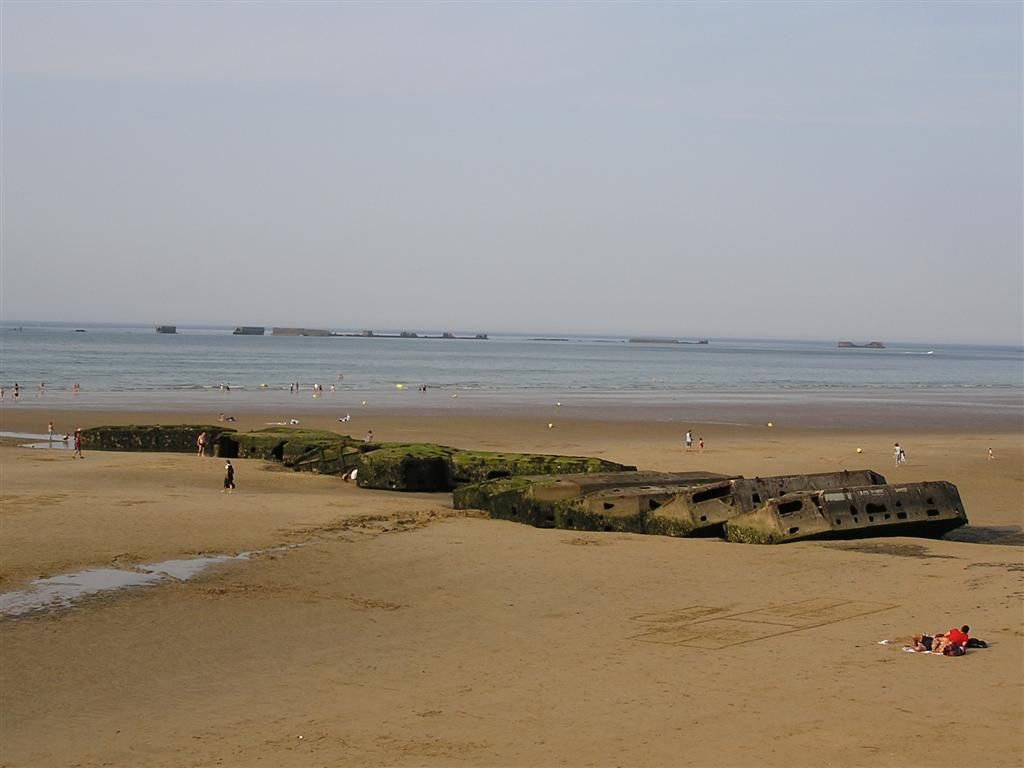 zbytky spojeneckého přístavu v Arromanches