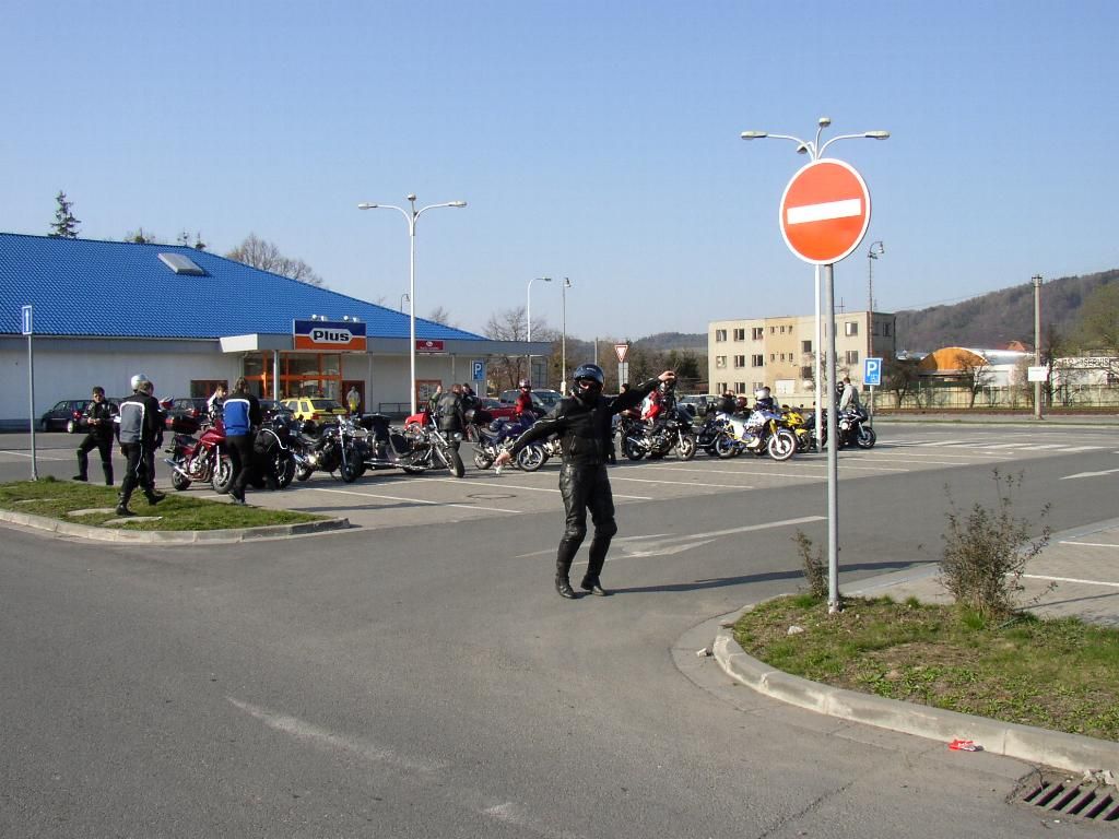 Odtud pojedete jedni vlevo nahoru a druzí doprava důlu...