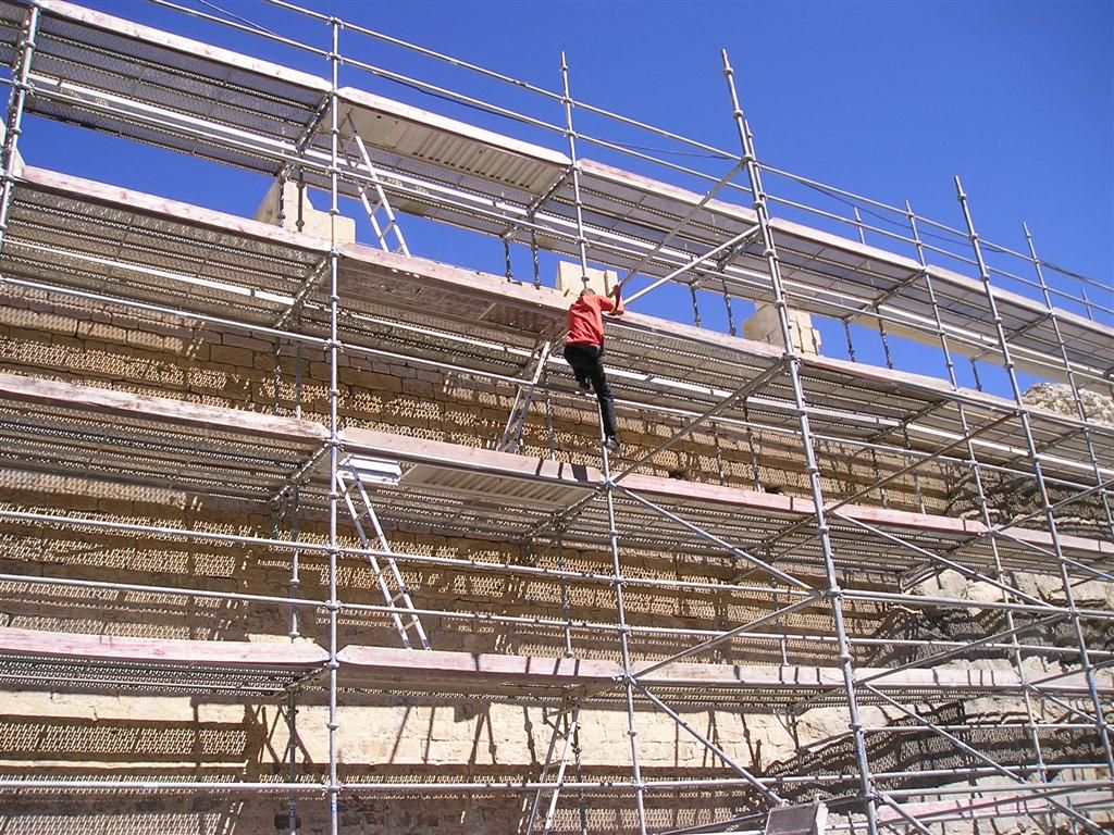 Opičák Peta leze do Fort Trois Tetes