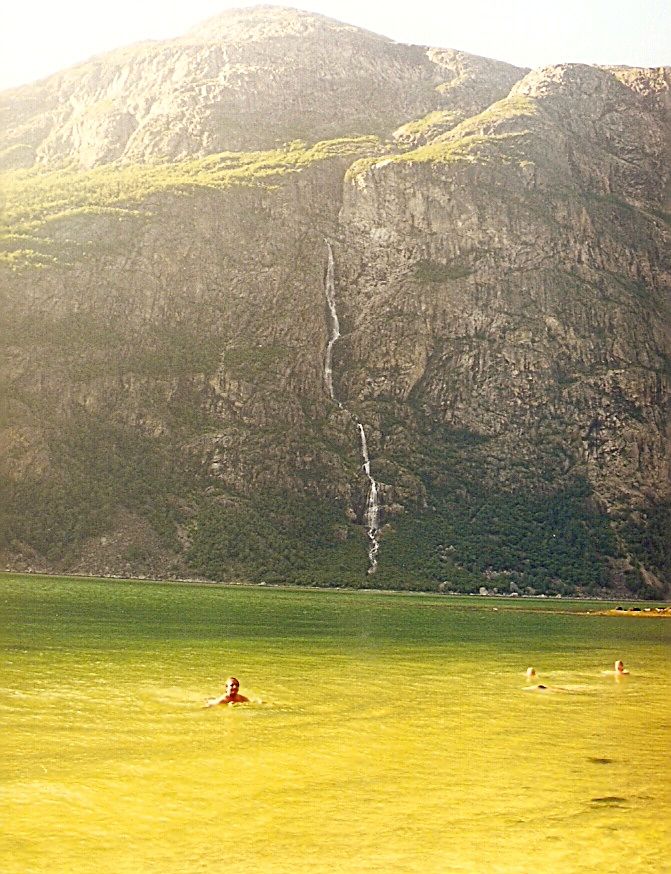 Tak tohle bylo už fakt brutální - 14C Eidfjord a ve vodě už jen pár magorů včetně Ivana...