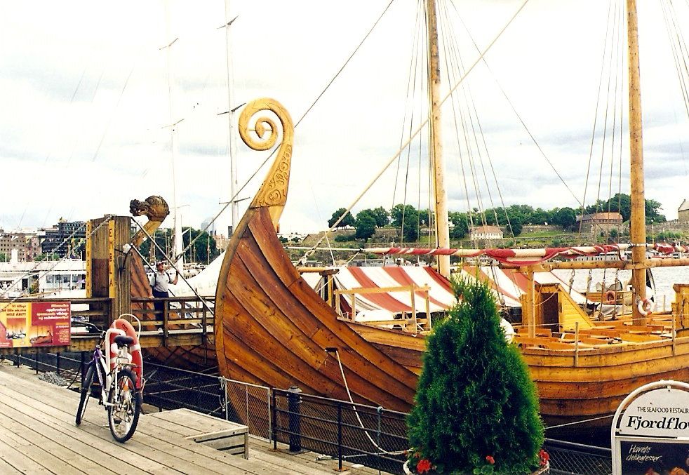 Oslo - Vikingské lodě na nejznámější třídě Aker Brygge