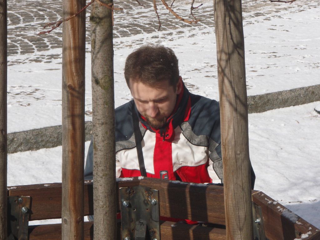 Otis si stále s něčím hrál